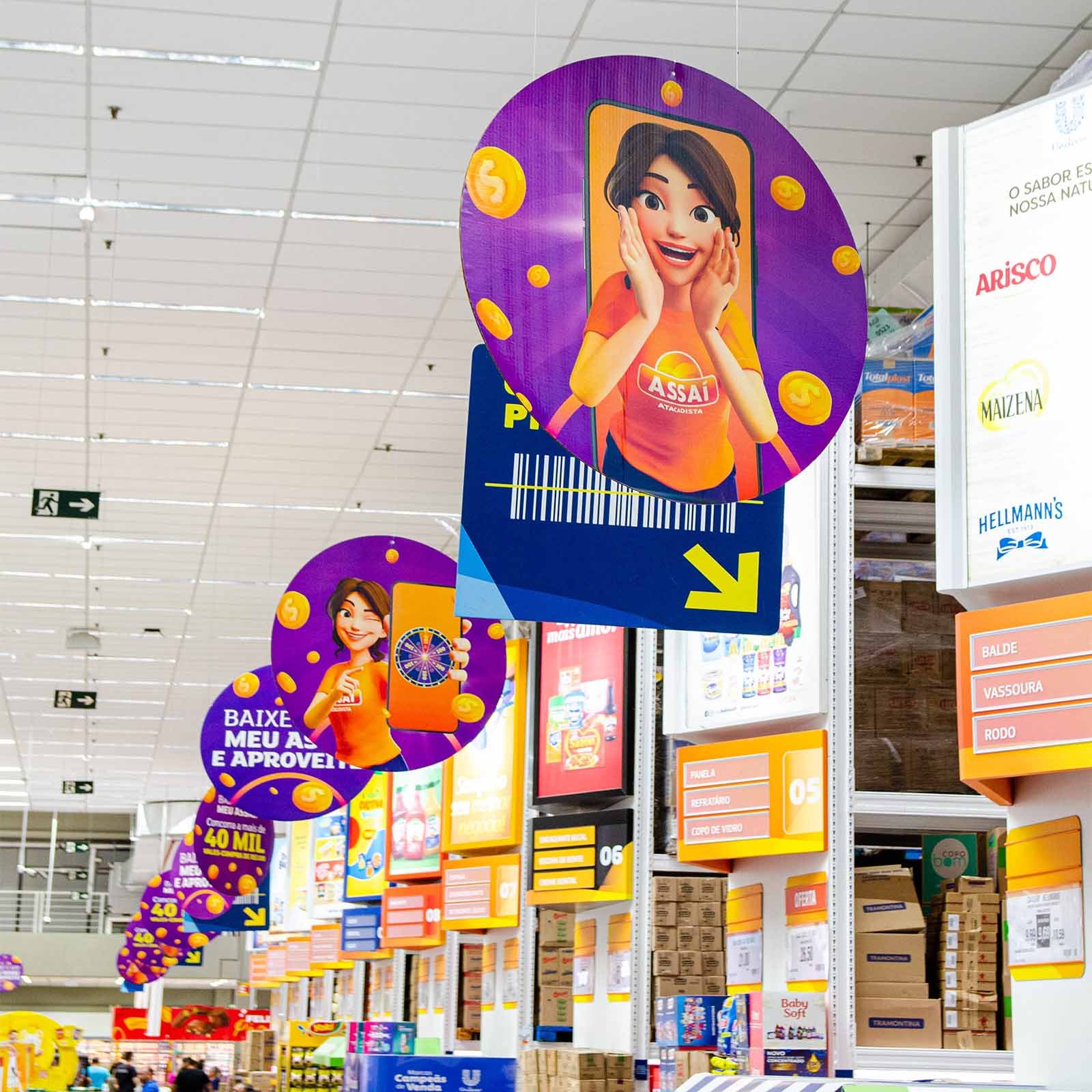 Móbiles promocionais suspensos e instalados em corredor de atacarejo