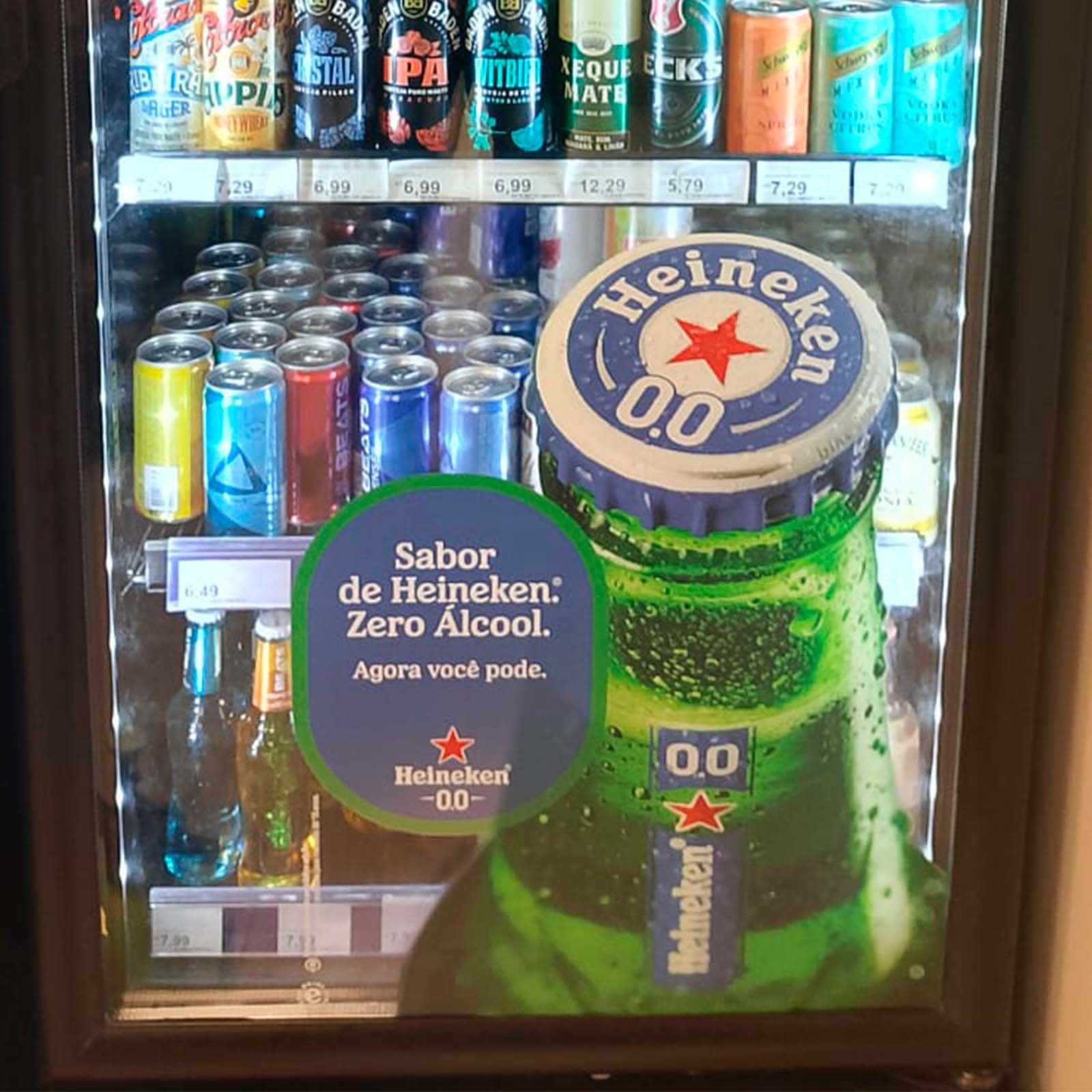 Adesivação da Heineken 0.0 aplicada em equipamento refrigerado no PDV