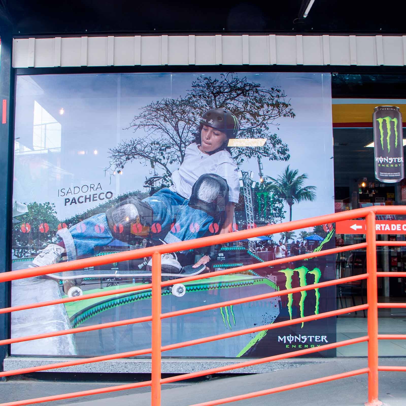 Vitrine adesivada com campanha esportiva da marca Monster Energy