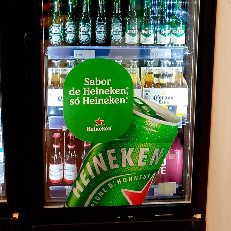 Equipamento refrigerado adesivado para campanha da Heineken