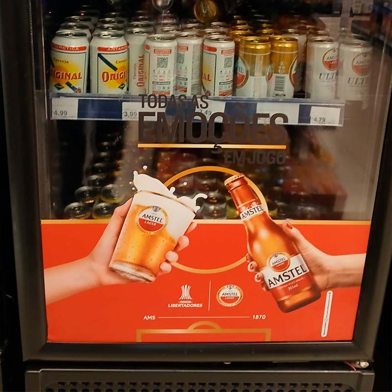 Adesivação promocional da Amstel aplicada em equipamento no ponto de venda