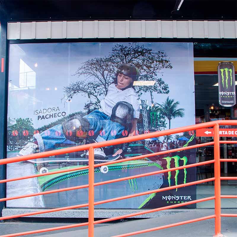 Vitrine adesivada com campanha esportiva da marca Monster Energy